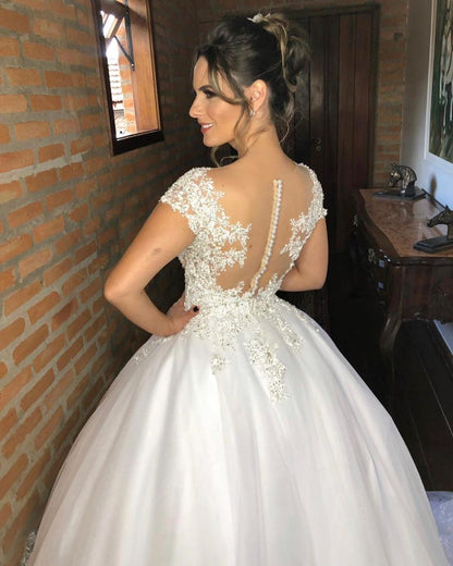 Bodenlanges Brautkleid mit herzförmigem Träger, Spitze, V-Ausschnitt und Applikationen