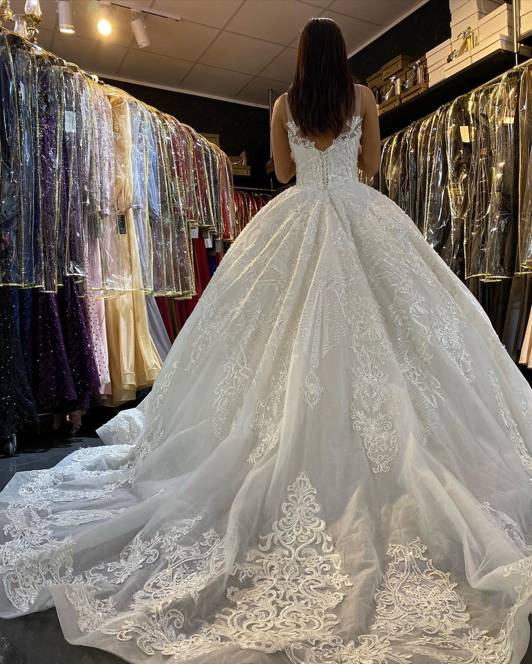 Wunderschönes Brautkleid aus Spitze mit rückenfreier Schleppe und V-Ausschnitt-Applikationen