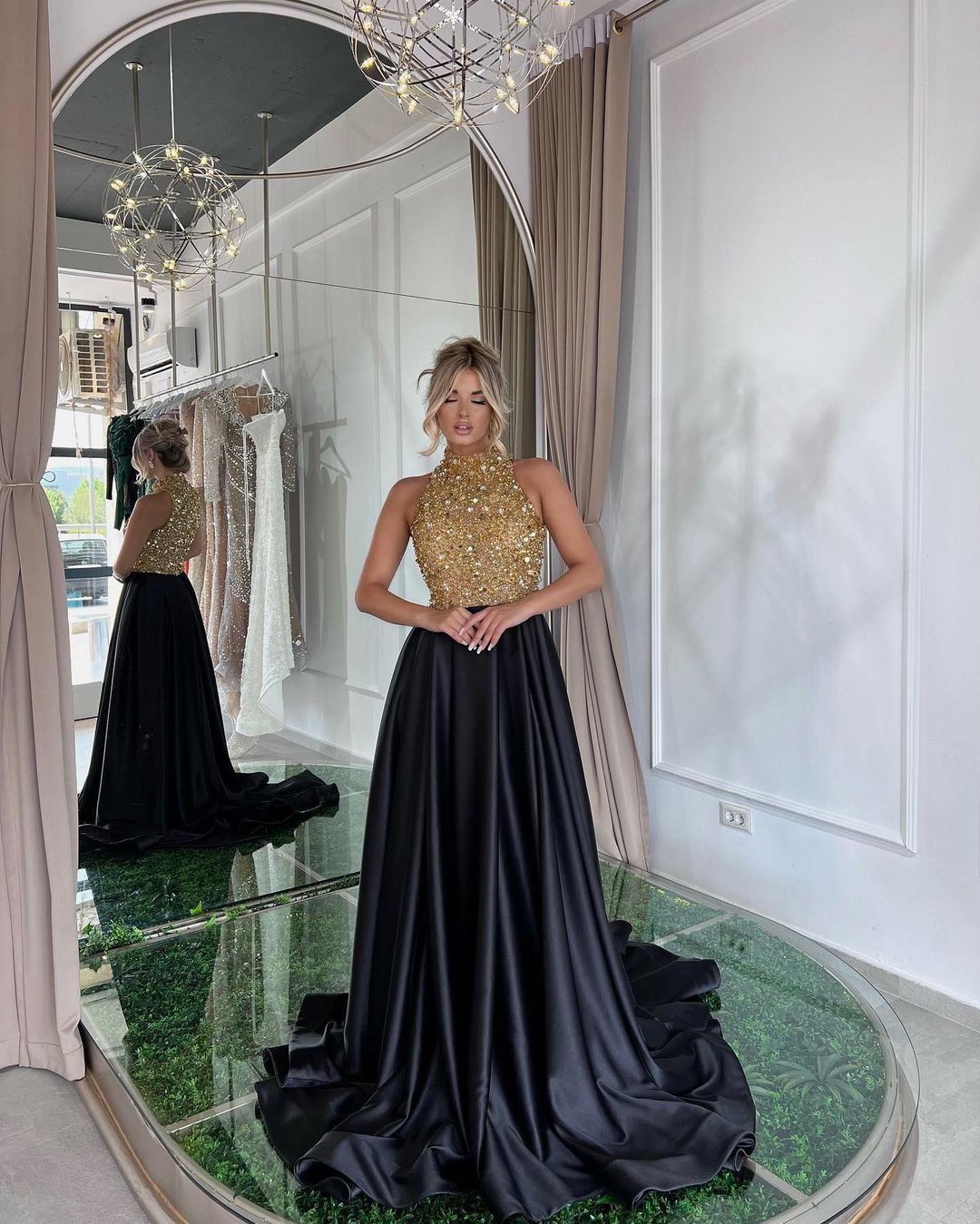 Elegantes schwarzes Ballkleid mit goldenen Pailletten, langem, ärmellosem Neckholder