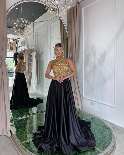 Elegantes schwarzes Ballkleid mit goldenen Pailletten, langem, ärmellosem Neckholder