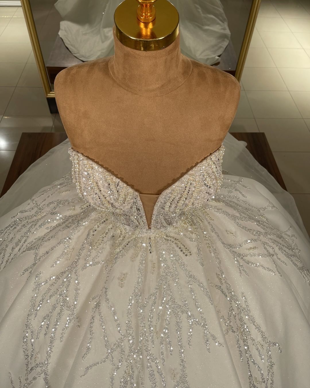 Luxuriöses langes Ballkleid-Hochzeitskleid mit Glitzer und Herzausschnitt