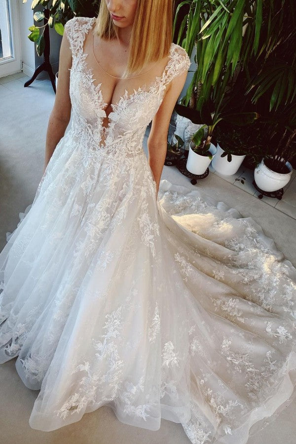 Ärmelloses Bateau-Brautkleid in A-Linie mit rückenfreier Kirchenschleppe und applizierter Spitze