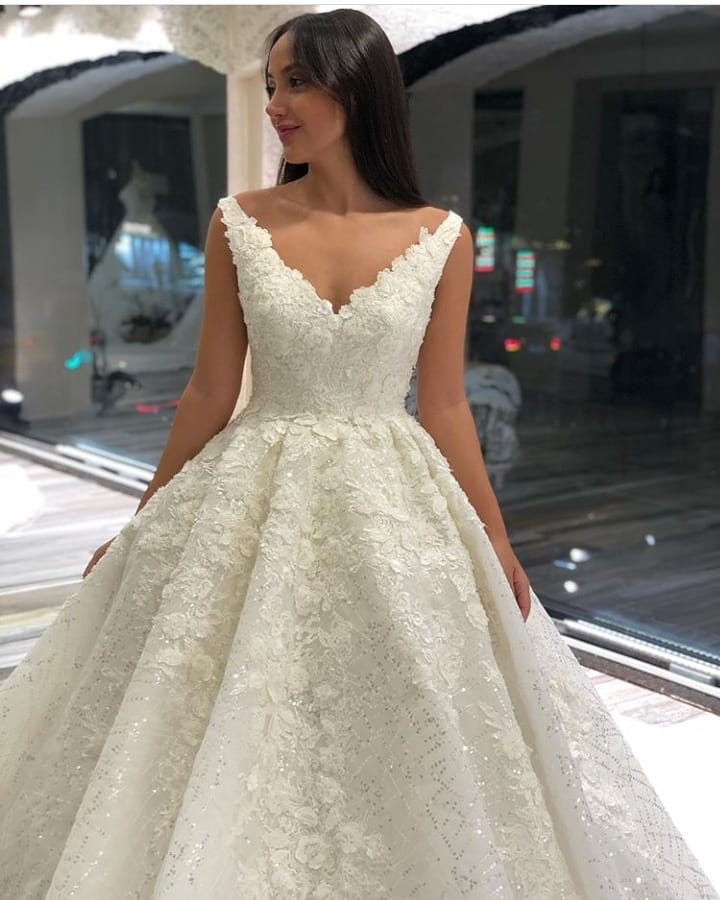 Bodenlanges Brautkleid in A-Linie mit tiefem V-Ausschnitt, Spitzenapplikationen und Pailletten