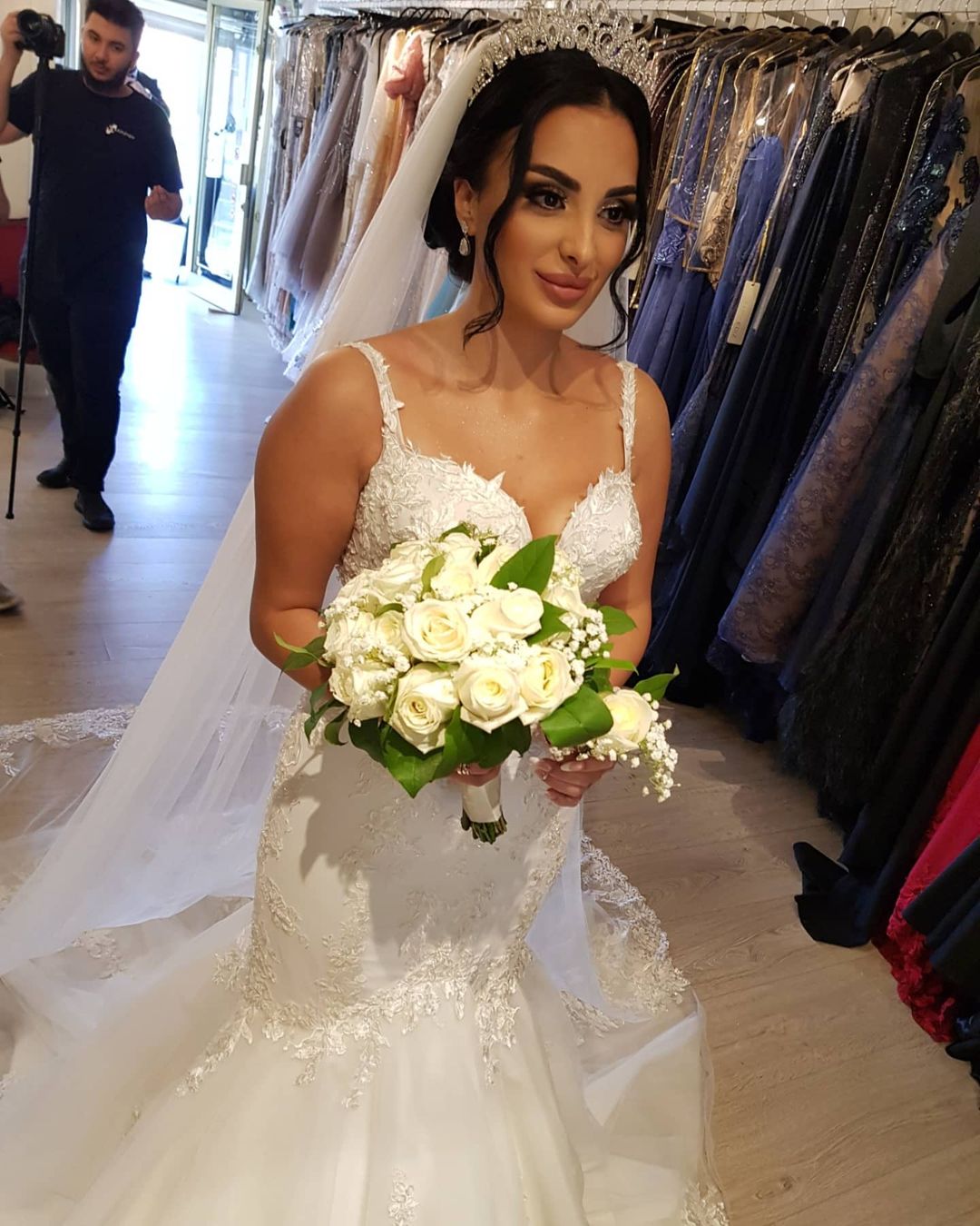 Langes Meerjungfrau-Brautkleid aus Tüll mit Spaghettiträgern und Spitzenapplikationen