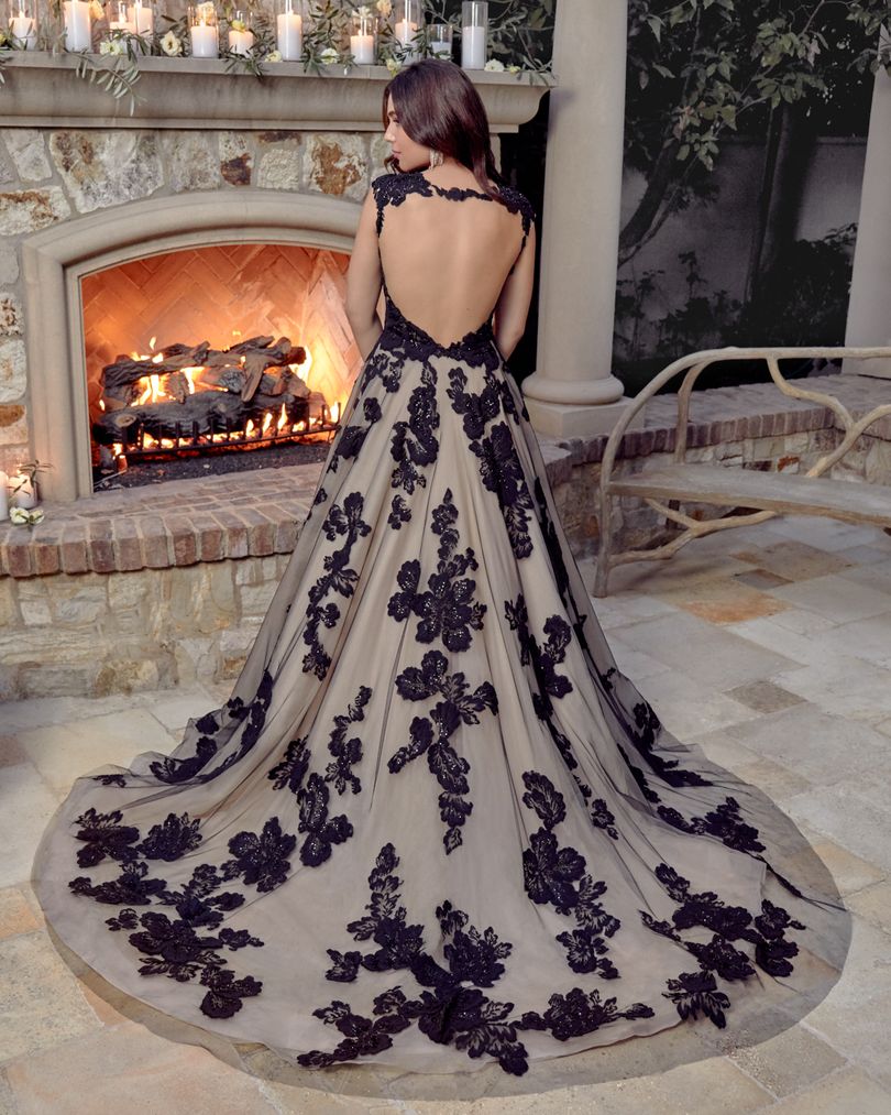 Sexy schwarzes Brautkleid mit V-Ausschnitt, A-Linie, rückenfrei und Spitzenapplikationen