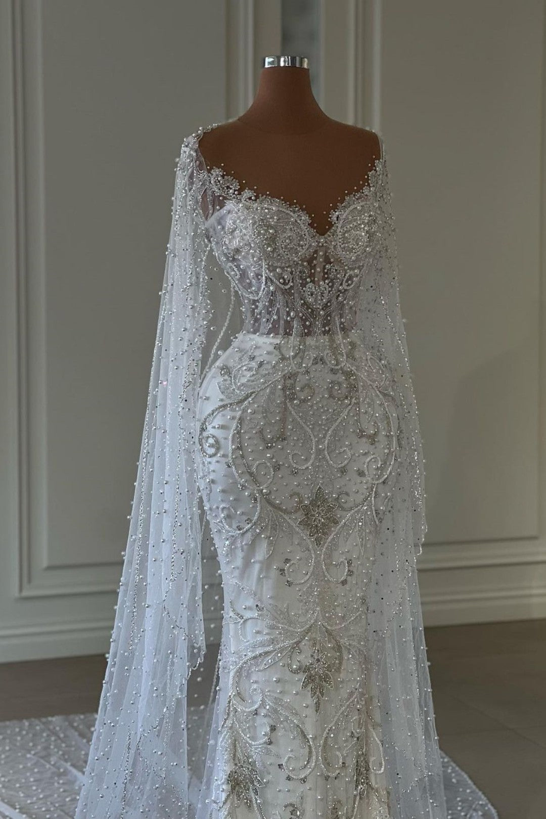 Ovlias Weißes Brautkleid mit langen Ärmeln und Perlenverzierung aus Tüll