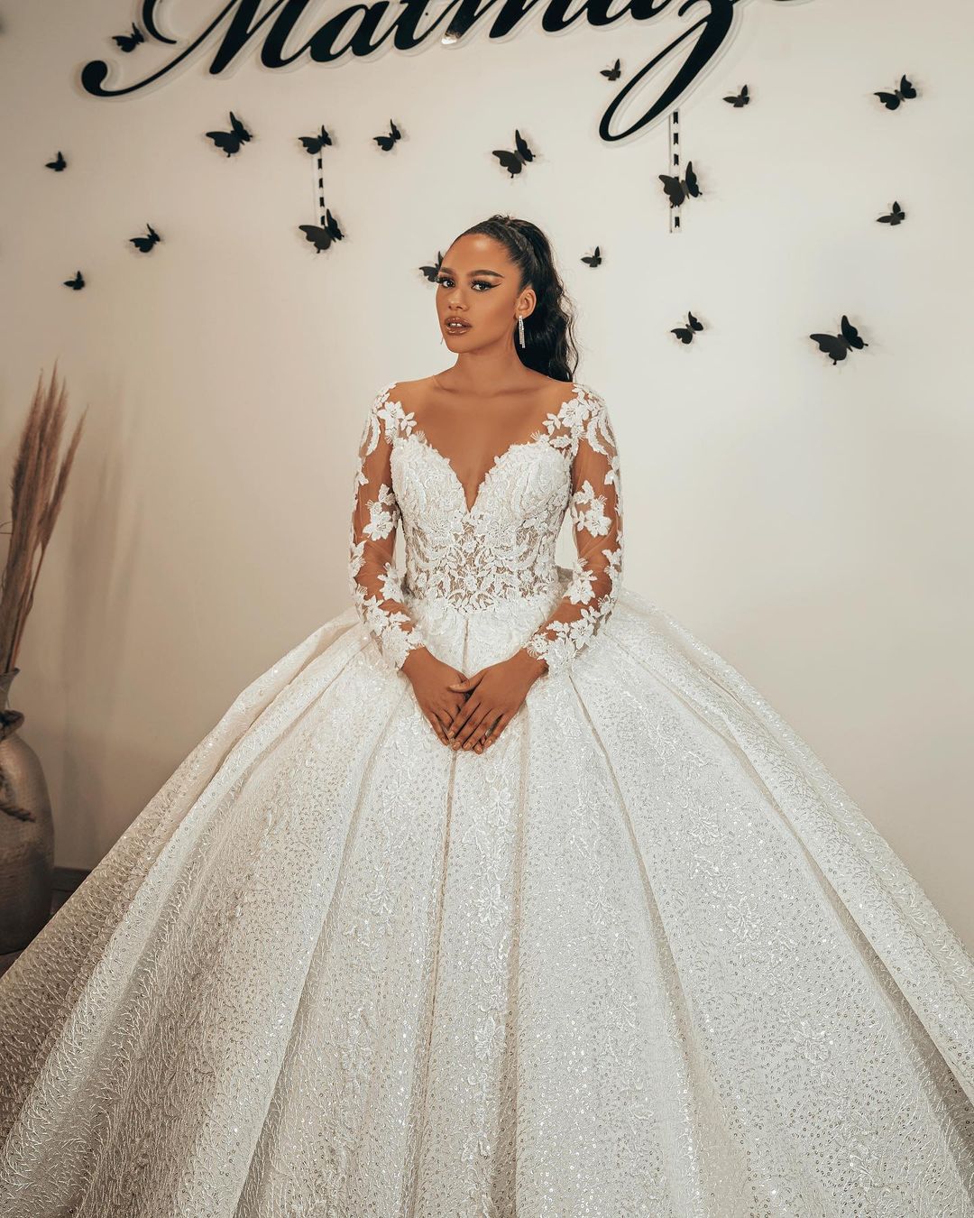Ballkleid, herzförmiges Brautkleid mit langen Ärmeln, Rüschen und Applikationen, Spitze und Pailletten