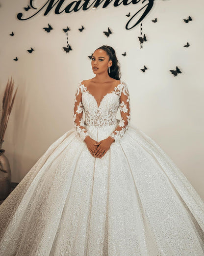 Ballkleid, herzförmiges Brautkleid mit langen Ärmeln, Rüschen und Applikationen, Spitze und Pailletten