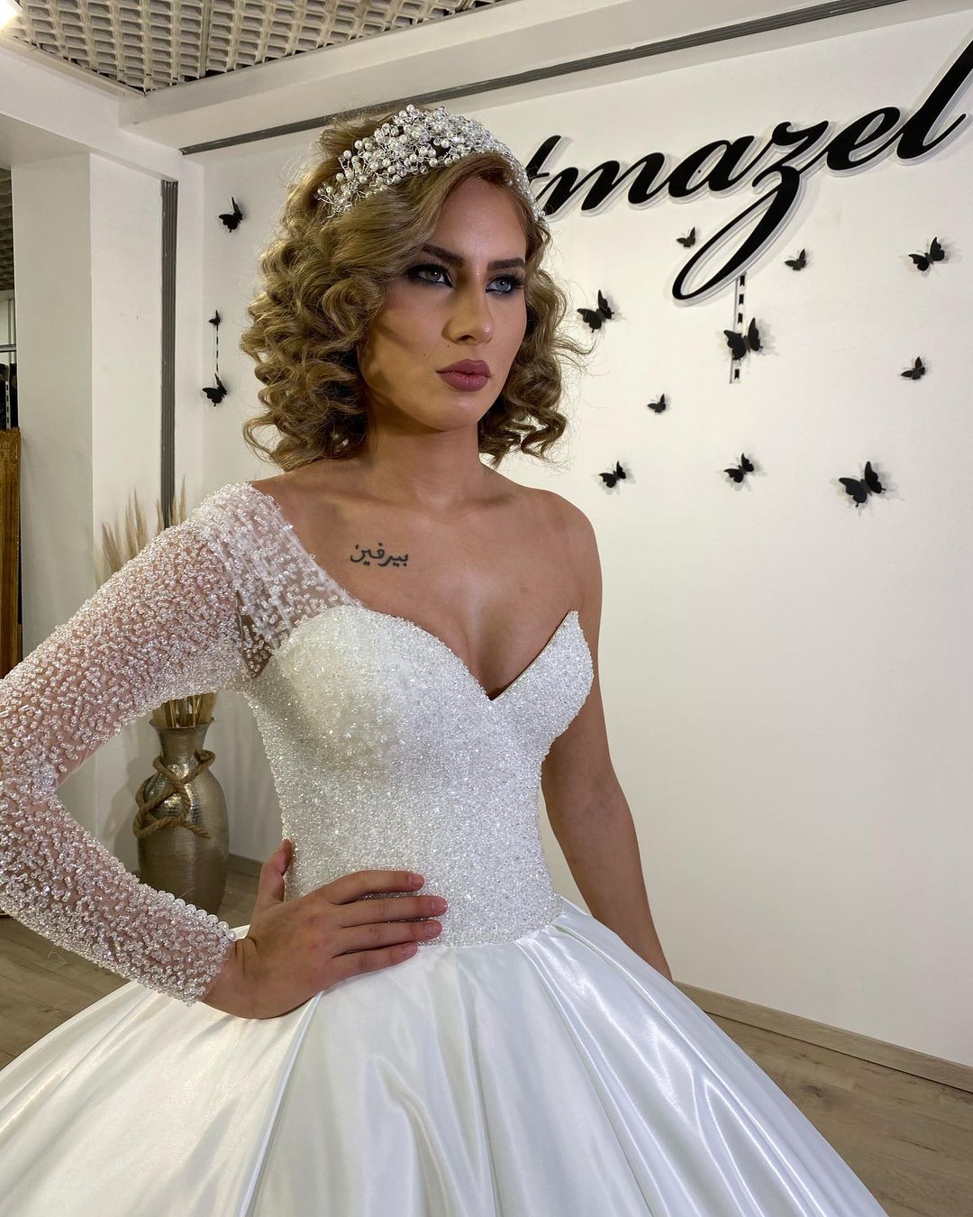 Ballkleid-Hochzeitskleid mit herzförmigen Rüschen und langen Ärmeln mit Perlen