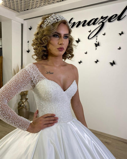 Ballkleid-Hochzeitskleid mit herzförmigen Rüschen und langen Ärmeln mit Perlen