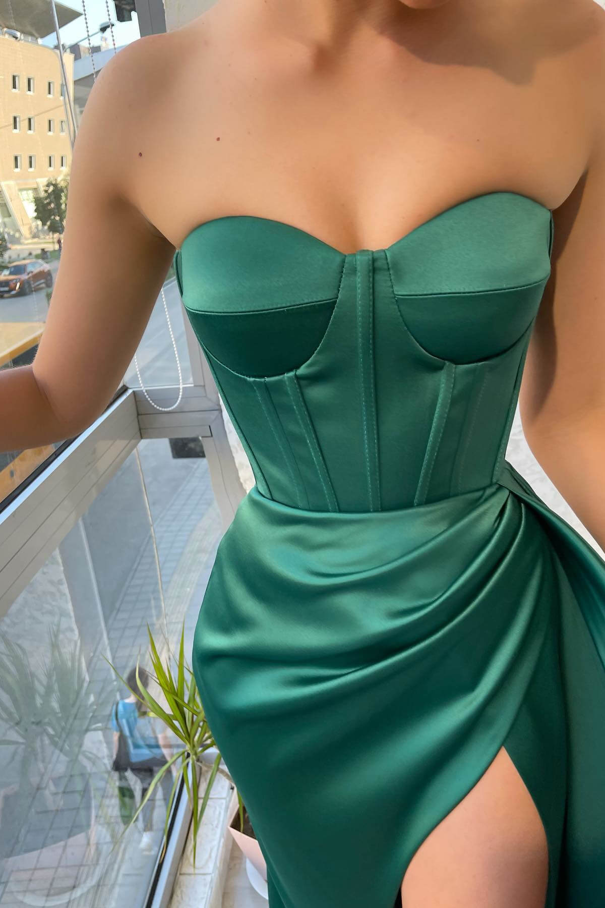 Erstaunliches smaragdgrünes herzförmiges langes Meerjungfrau-Abschlussballkleid mit Schlitz