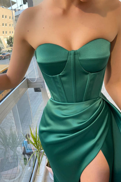 Erstaunliches smaragdgrünes herzförmiges langes Meerjungfrau-Abschlussballkleid mit Schlitz