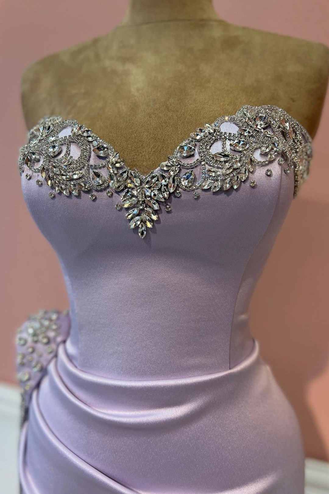 Elegantes lila Ballkleid mit herzförmigen Perlen und Seitenschlitz