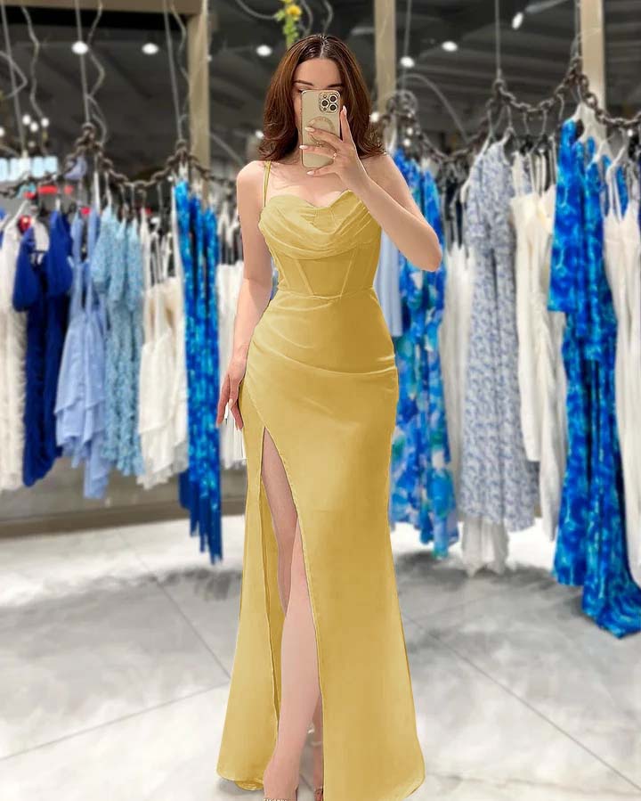 Schwarzes, ärmelloses Ballkleid mit Spaghettiträgern, Herzausschnitt und hohem Schlitz