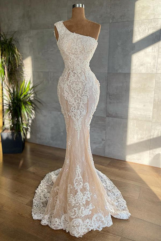 Elegantes, schulterfreies, bodenlanges Brautkleid aus Spitze im Meerjungfrau-Stil mit Applikationen