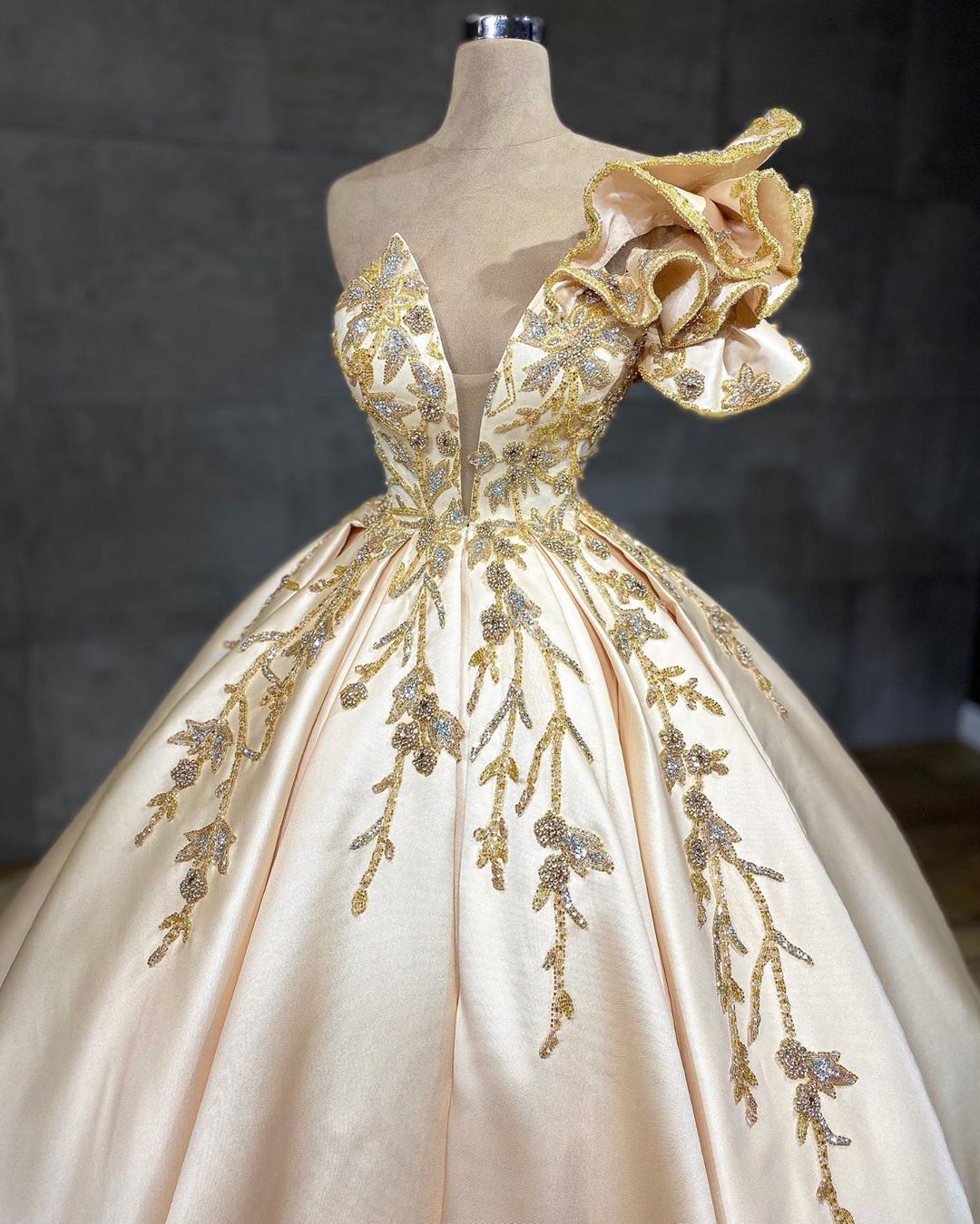 Bodenlanges Brautkleid in A-Linie mit Herzausschnitt und Satinrüschen