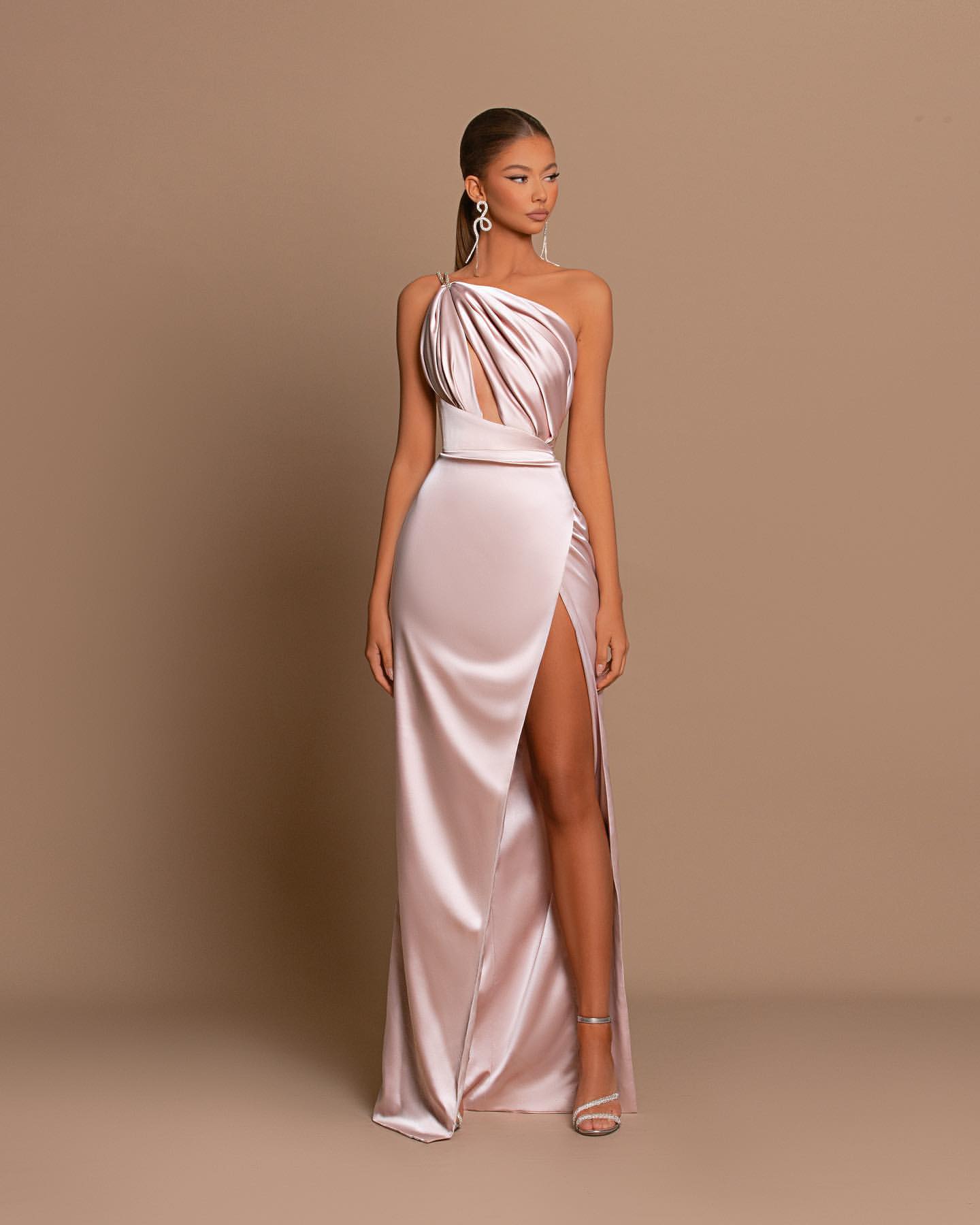 Errötendes Rosa-Mauve-Abschlussballkleid, einschultriges Spaghettiträger, ärmellos mit Schlitz