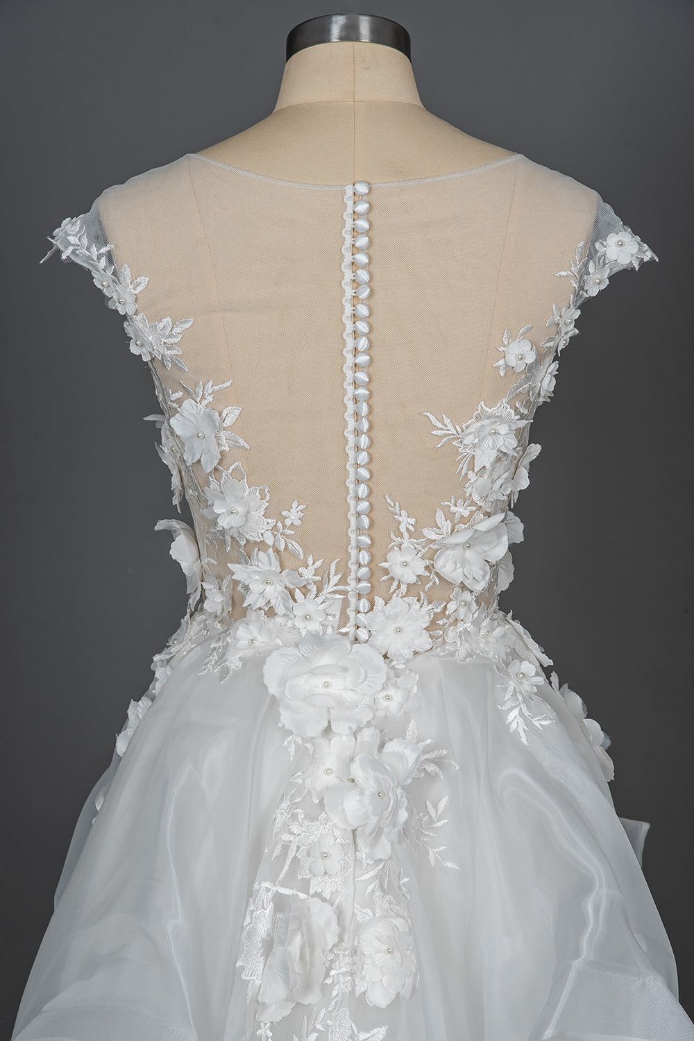 Ballkleid-Hochzeitskleid mit Flügelärmeln, Juwelen und Blumenapplikationen