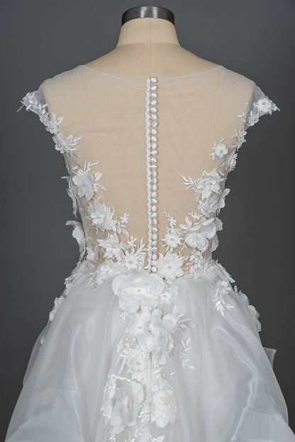 Ballkleid-Hochzeitskleid mit Flügelärmeln, Juwelen und Blumenapplikationen