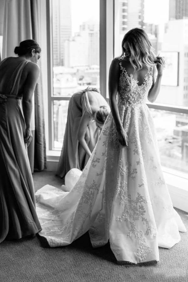 A-Linien-Brautkleid mit Trägern, V-Ausschnitt und Blumenperlen