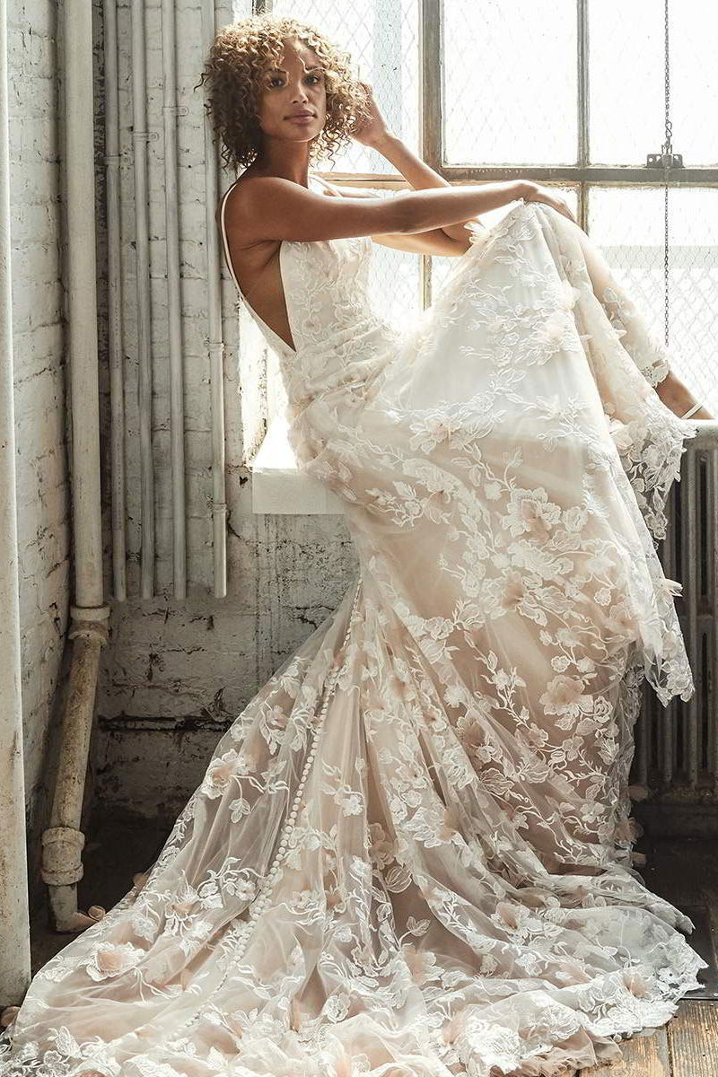 Wunderschönes ärmelloses Brautkleid mit Spaghettiträgern und Spitzenapplikationen online