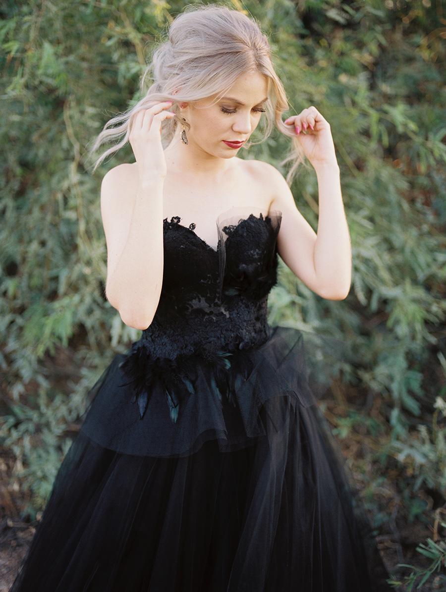 Klassisches schwarzes Brautkleid mit langem Herzausschnitt, offenem Rücken und Spitzentüll