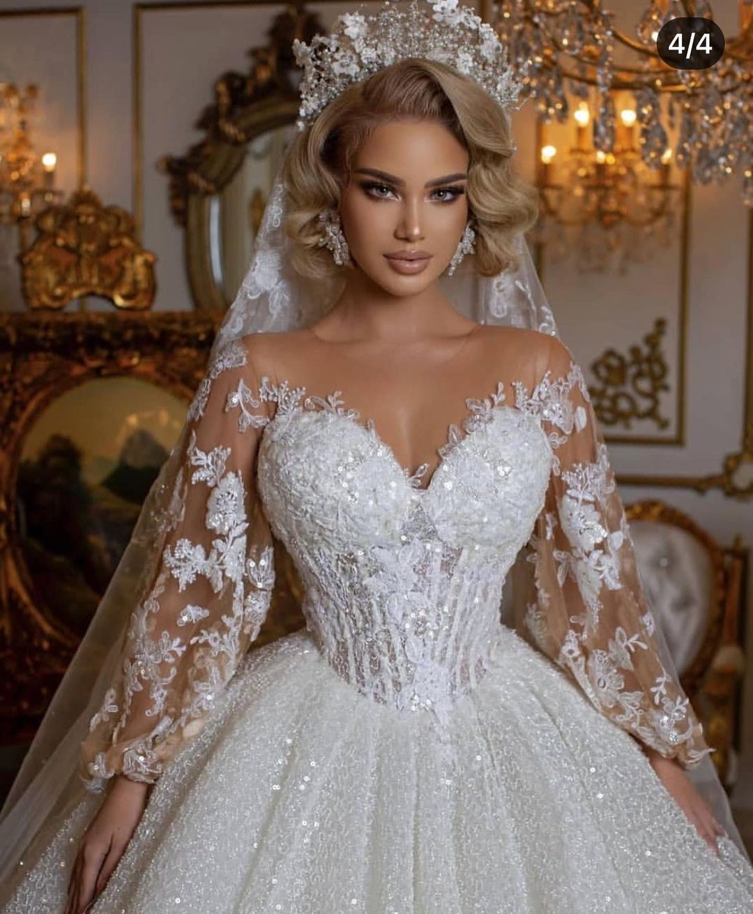 Luxuriöses, langes Ballkleid-Hochzeitskleid mit Puffärmeln und Applikationen