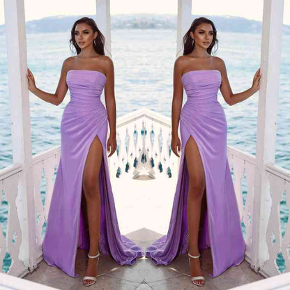 Bezauberndes lilafarbenes, plissiertes, langes, trägerloses, ärmelloses Ballkleid mit Schlitz
