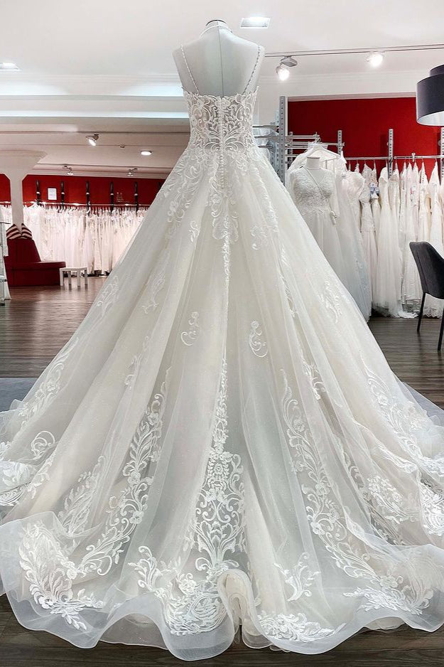 Brautkleid aus Tüll mit V-Ausschnitt, Spaghettiträgern, Spitzenapplikationen und Rüschen