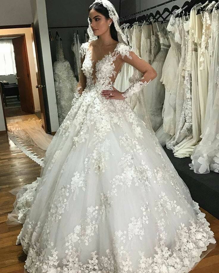Bateau-Brautkleid mit langen Ärmeln, bodenlangem Design, Spitzenapplikationen und Rüschen
