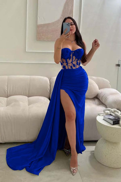 Babyblaues ärmelloses Ballkleid mit langer Spitze, Perlen und hohem Schlitz