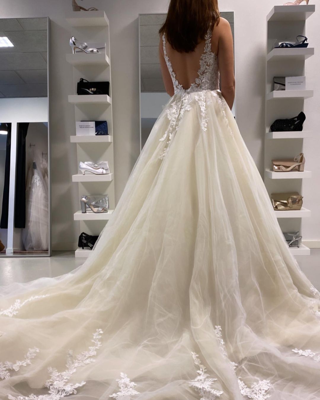 Bodenlanges, rückenfreies Bateau-Brautkleid in A-Linie, Tüllrüschen und Spitzenapplikationen