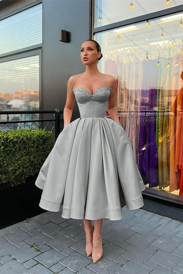 Ärmelloses, kurzes Abendkleid mit Herzausschnitt, Perlenstickerei und Taschen