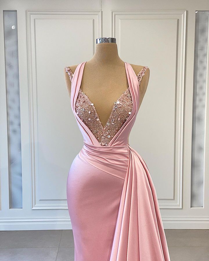 Rosafarbenes Neckholder-Abschlussballkleid, glänzendes Meerjungfrauenkleid mit V-Ausschnitt