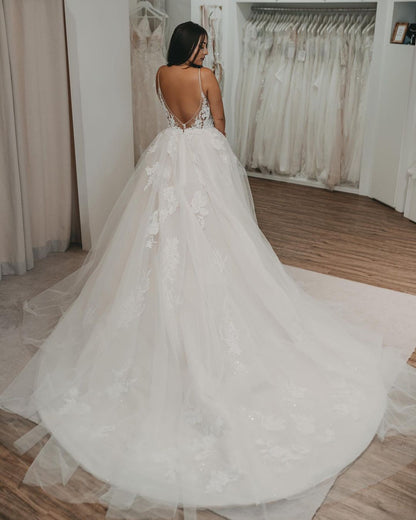 Elegantes langes Brautkleid in A-Linie mit V-Ausschnitt und offenem Rücken aus Tüll