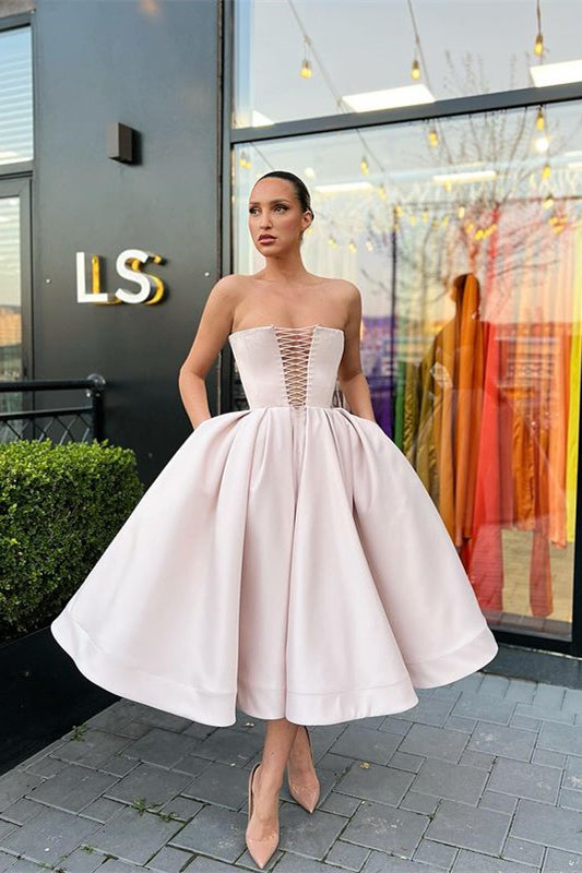 Trägerloses kurzes Ballkleid in A-Linie mit Taschen