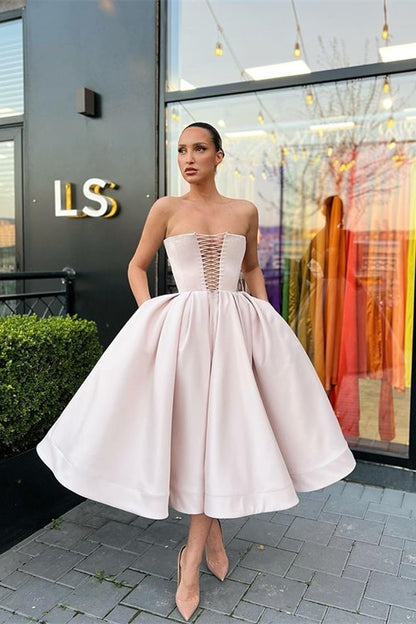Trägerloses kurzes Ballkleid in A-Linie mit Taschen