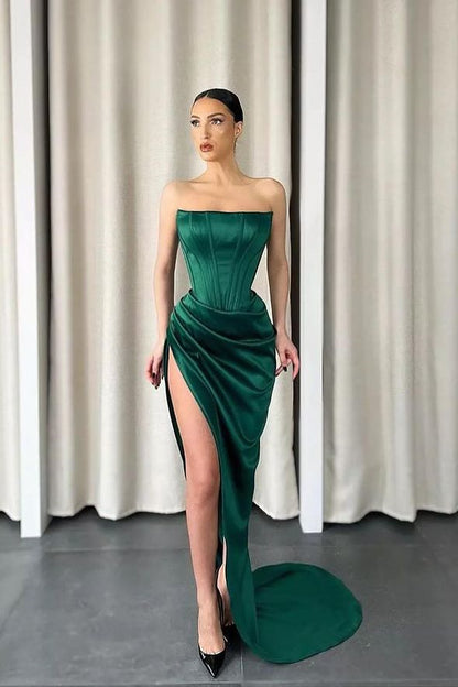 Dunkelgrünes, trägerloses, ärmelloses, langgeschlitztes Meerjungfrau-Abschlussballkleid
