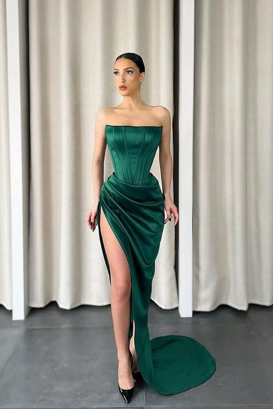 Dunkelgrünes, trägerloses, ärmelloses, langgeschlitztes Meerjungfrau-Abschlussballkleid