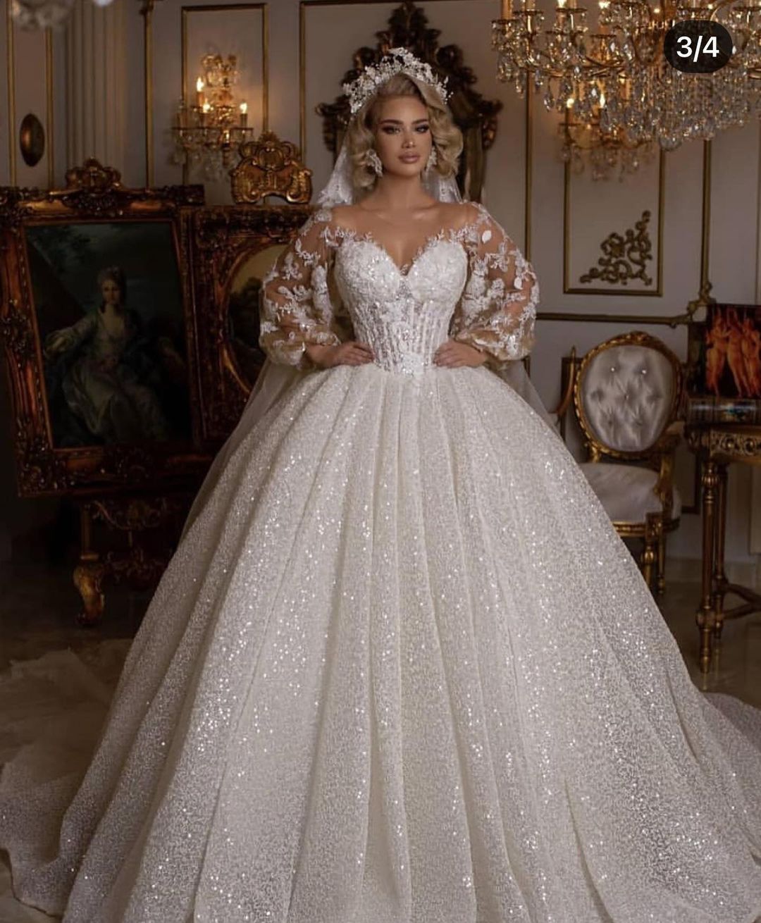 Luxuriöses, langes Ballkleid-Hochzeitskleid mit Puffärmeln und Applikationen
