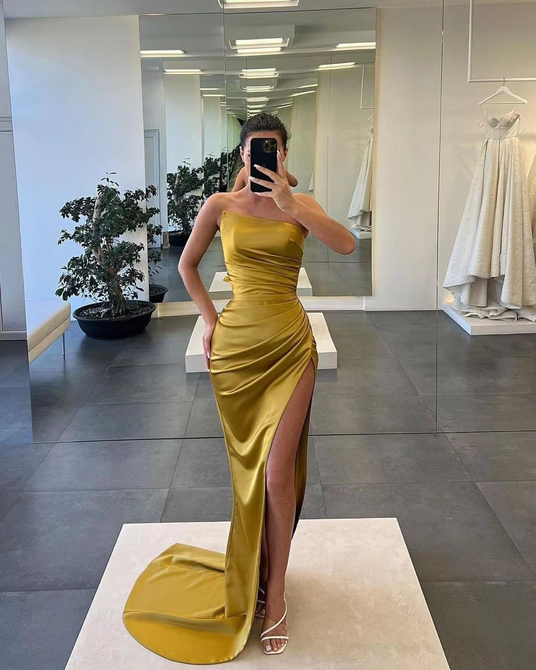 Wunderschönes, ärmelloses, langes Meerjungfrau-Abschlussballkleid aus Satin mit Schlitz