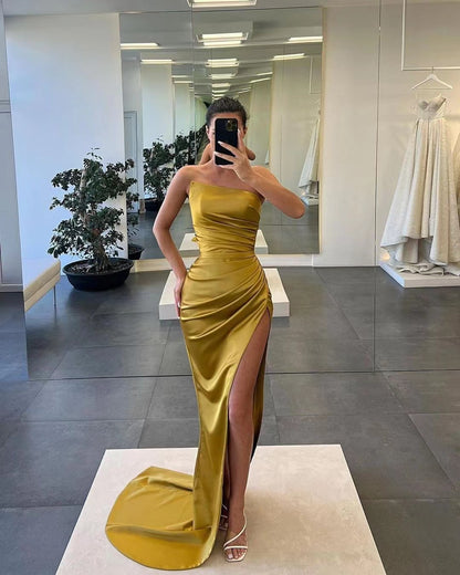 Wunderschönes, ärmelloses, langes Meerjungfrau-Abschlussballkleid aus Satin mit Schlitz