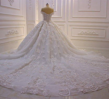 Herzförmiges, schulterfreies, rückenfreies Brautkleid mit Applikationen