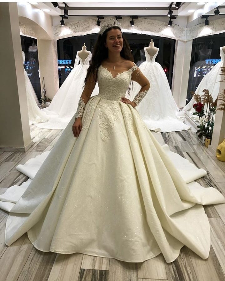 Elegantes, langärmeliges, herzförmiges Prinzessin-Brautkleid aus Satin mit Applikationen