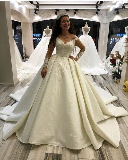 Elegantes, langärmeliges, herzförmiges Prinzessin-Brautkleid aus Satin mit Applikationen