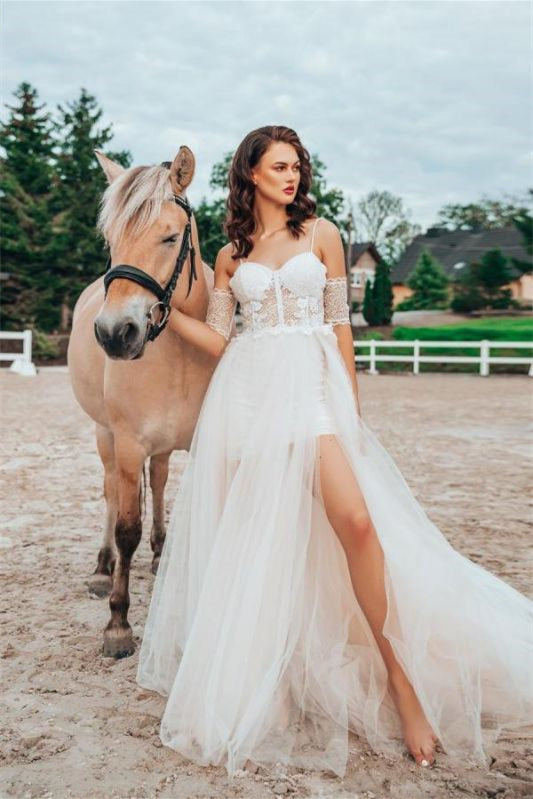 Brautkleid aus Spitze mit Spaghettiträgern, abnehmbaren Ärmeln und Schlitz