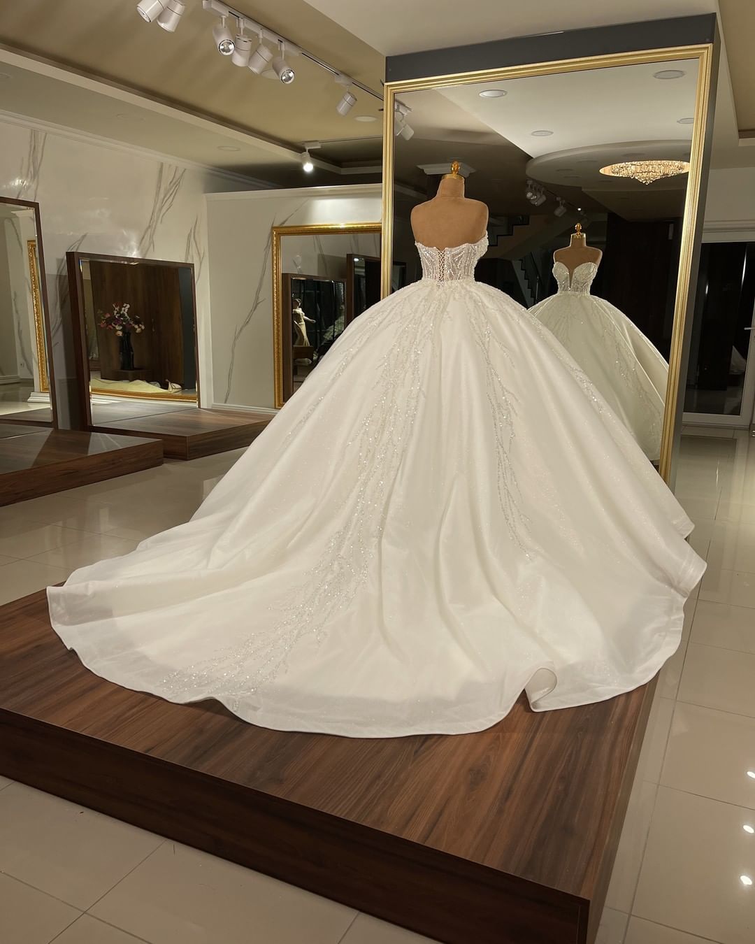 Luxuriöses langes Ballkleid-Hochzeitskleid mit Glitzer und Herzausschnitt