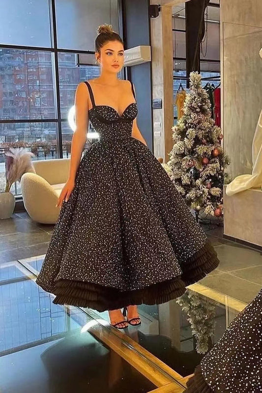 Wunderschönes, herzförmiges Ballkleid mit Spaghettiträgern, Perlen und Spitze