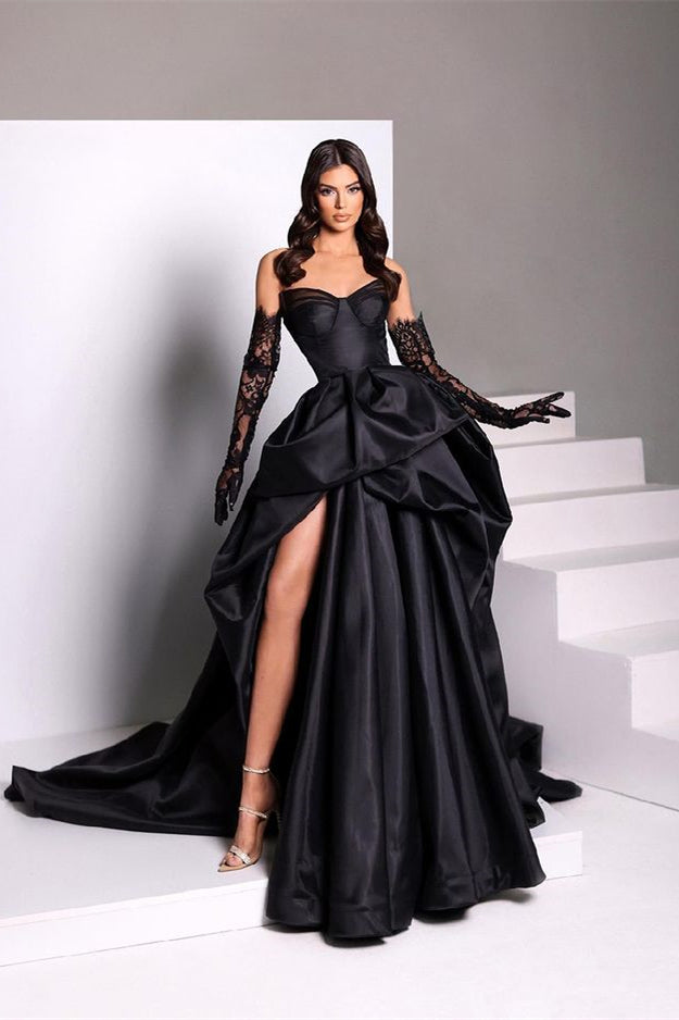 Schwarzes, herzförmiges Taft-Abschlussballkleid mit langen Spitzenhandschuhen und hohem Schlitz