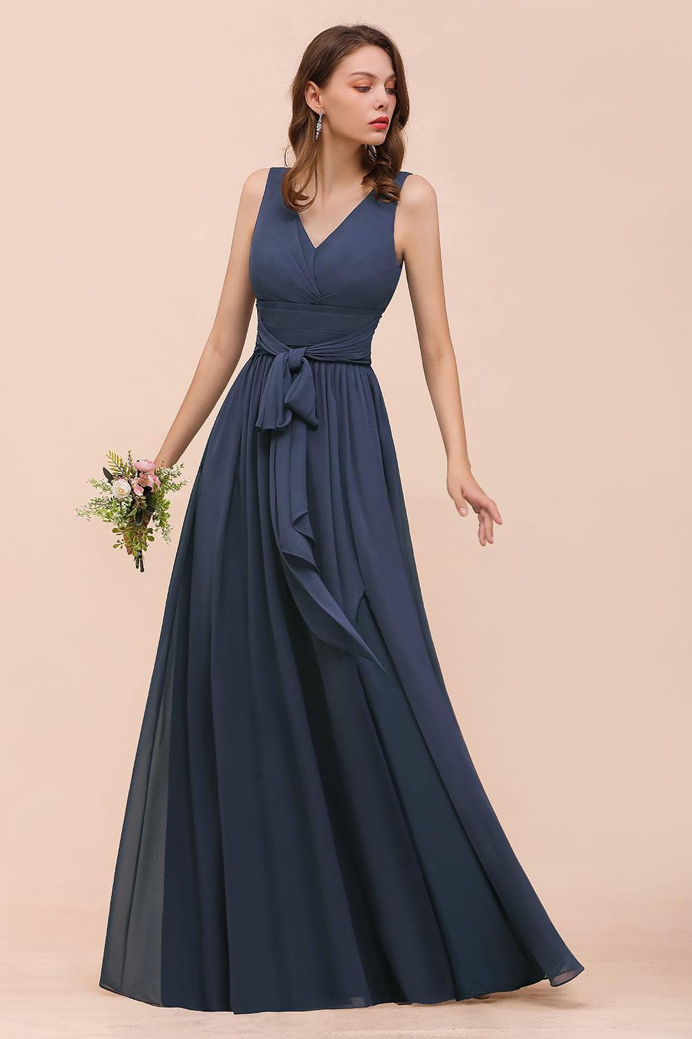 Babyonlinedress.de beitet Große Auswah von Grau Brautjungfernkleider Lang Günstig. Chiffon Kleider Hochzeitsparty für Sie zur Hochzeit gehen.